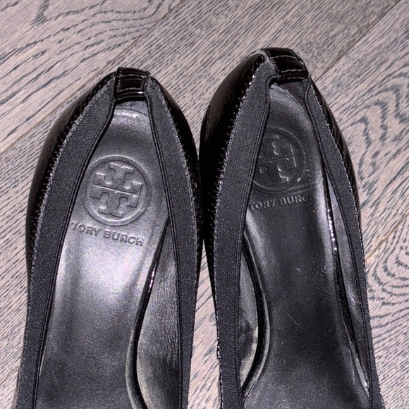 Tory Burch Logo Black Patent  Caroline Wedge Pumps - Picture 7 of 12